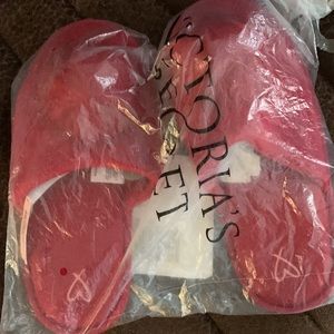 NWT- Victoria's Secret Soft Pom Pom Slippers Red Size Women's Small (…